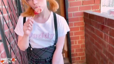 女子校生は授業の代わりに彼女のペニスを深く吸ってファックする。